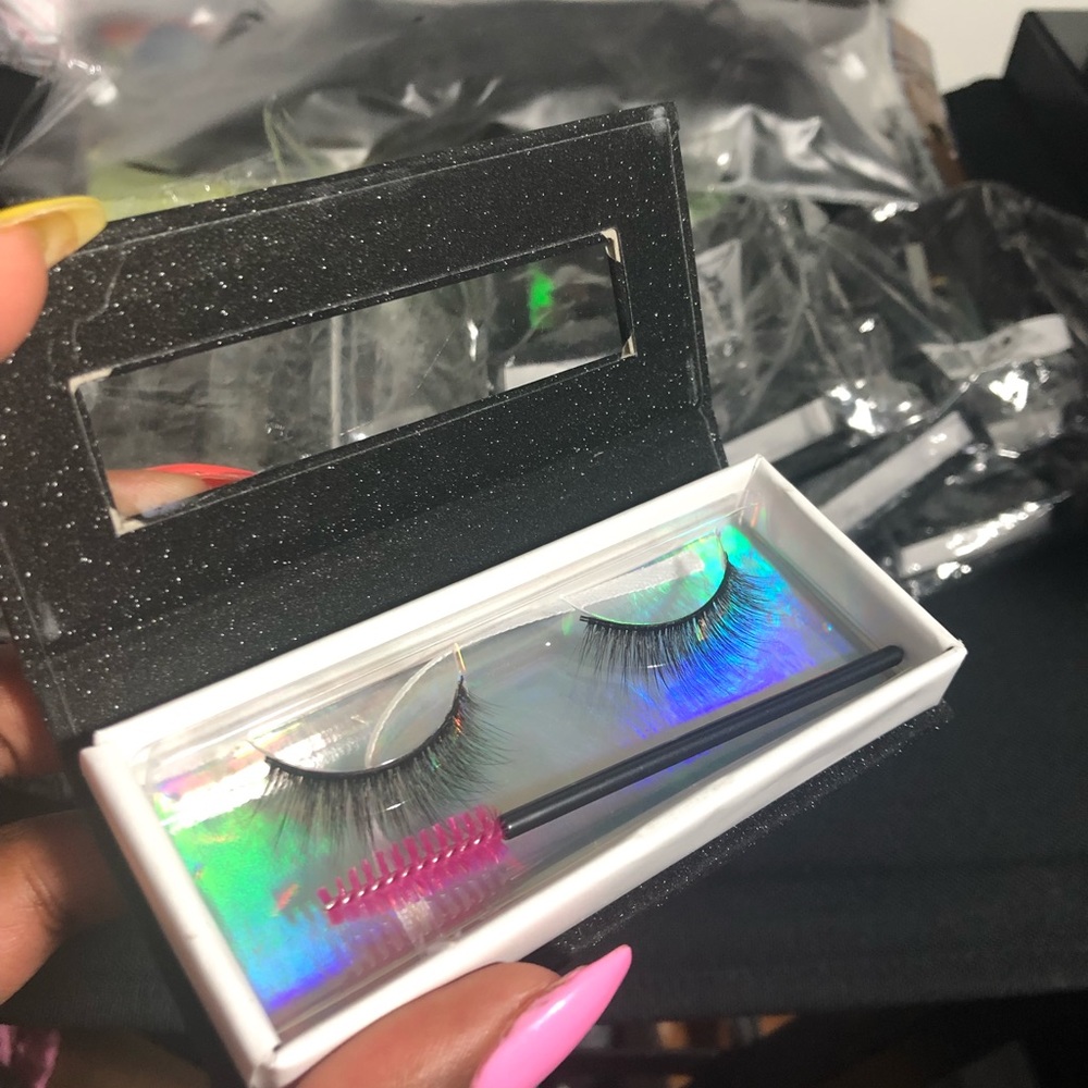 Lashes - Picture 2 of 3